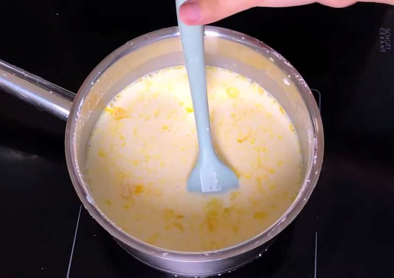 Khuấy đều hỗn hợp sữa tươi
