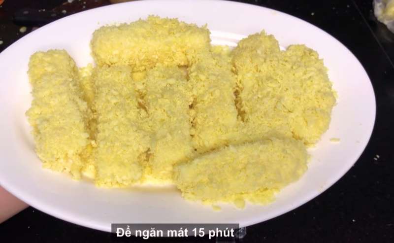 Lăn bánh sữa tươi qua lớp áo bột và bột chiên xù