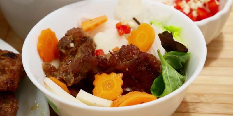 Bún chả ăn kèm nước chấm ngon