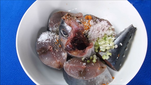 Cá ướp sẵn gia vị