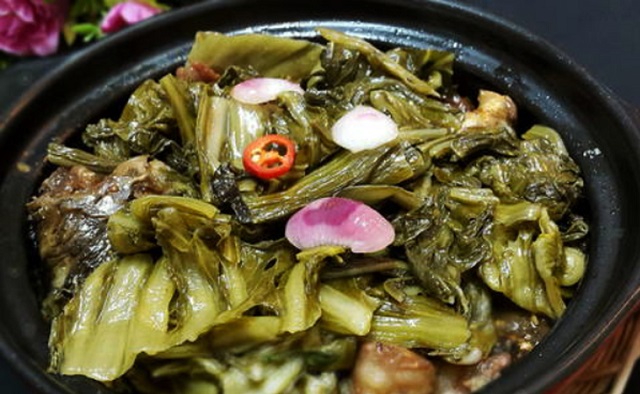 Cách kho cá rô phi cùng dưa chua và thịt ba chỉ