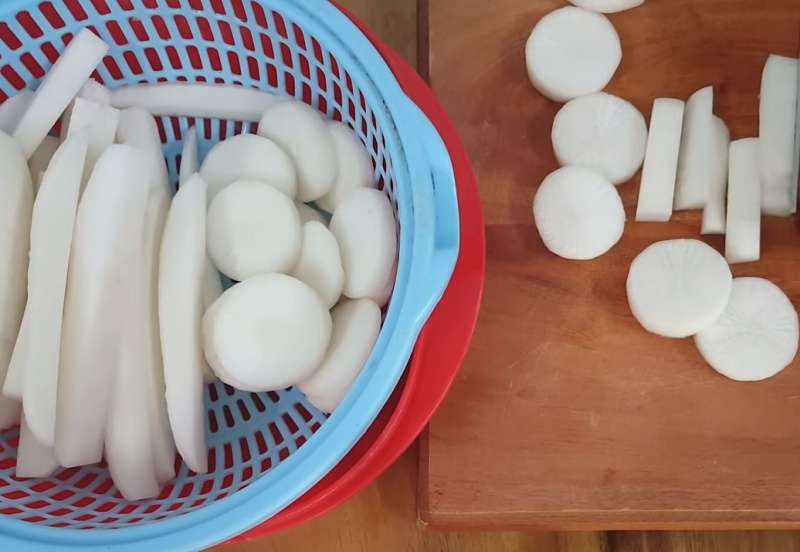 Sơ chế củ cải để làm củ cải muối Hàn Quốc