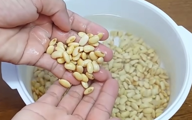 Ngâm đậu nành cùng với nước 6-8 tiếng