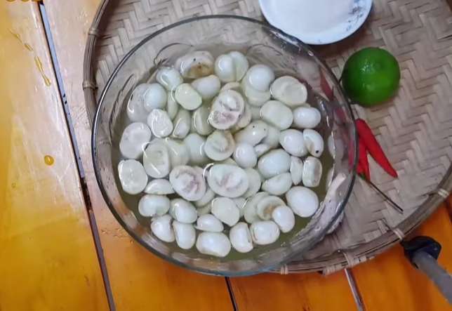 Sơ chế c&agrave; ph&aacute;o muối xổi