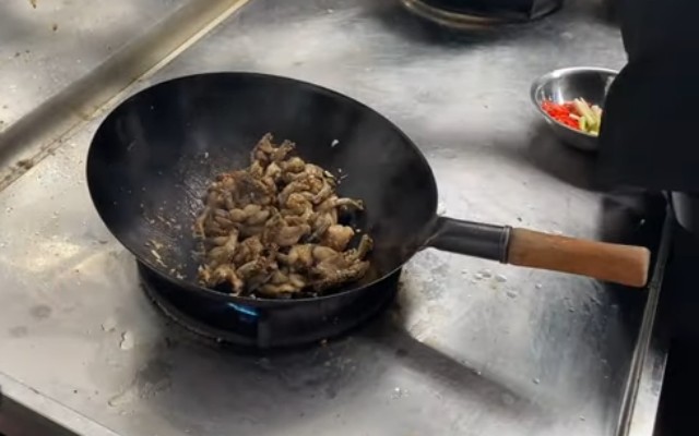 Xào thịt ếch cùng với gia vị 