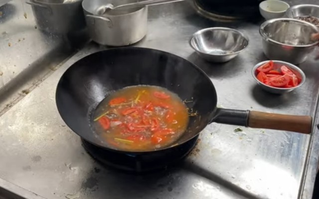 Nấu nước dùng lẩu ếch