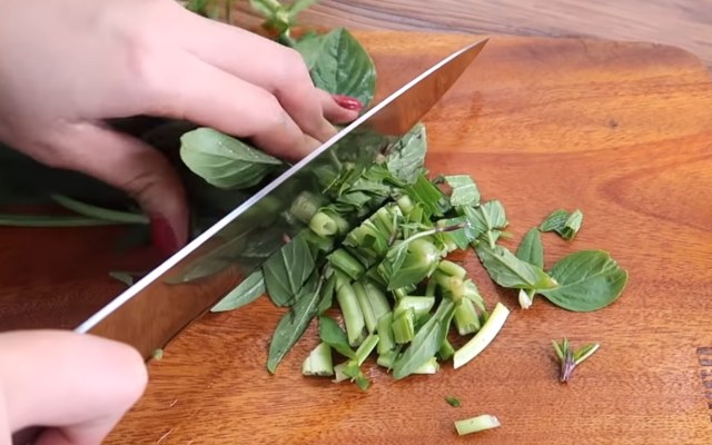 Rau thơm rửa sạch thái khúc