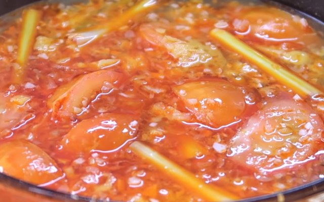 Nấu nước dùng lẩu thái cá diêu hồng