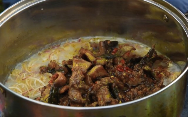 Om lươn cùng hoa chuối
