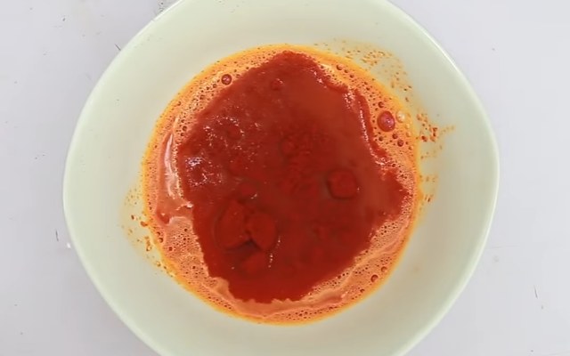 Trộn hỗn hợp ớt cho món mì Hàn Quốc