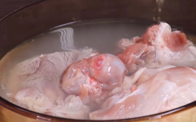 Rửa sạch xương heo cùng với muối và nước