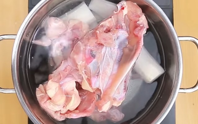 Hầm xương gà lấy nước dùng nấu mì Hàn Quốc