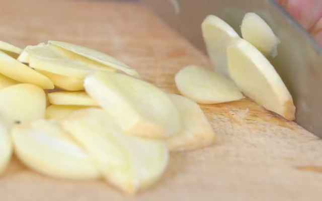 Tỏi thái lát mỏng