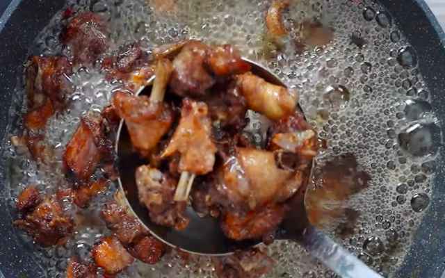 Chiên thịt ngan cùng với dầu ăn