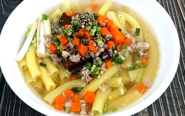 Thưởng thức nui nấu thịt băm