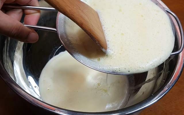 Lọc sữa bắp qua rây để sữa bắp không bị lợn cơn