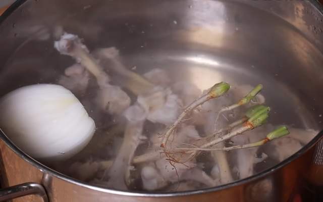 Hầm xương gà cùng với hành tây và gốc ngò để nước súp thơm và ngọt