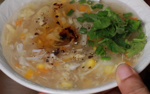 Thưởng thức súp cua cùng với hạt tiêu và rau thơm
