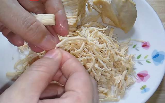 Xé thịt gà thành sợi nhỏ