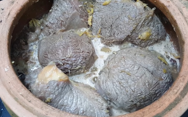 Đun cho nồi thịt bò sôi