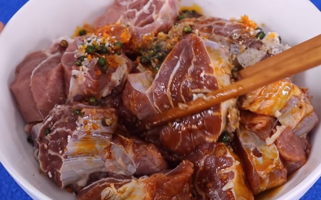 Ướp thịt bò cùng với gia gia vị cho ngấm