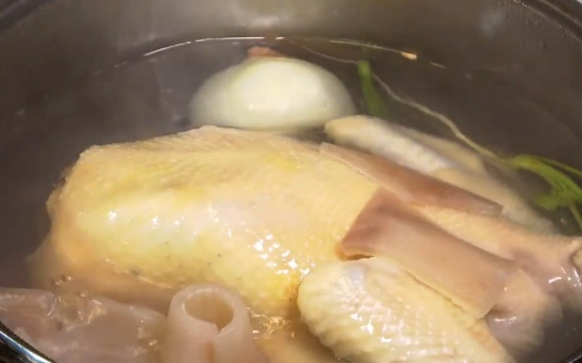 Luộc thịt gà cùng với bì lợn 15 phút cho chín