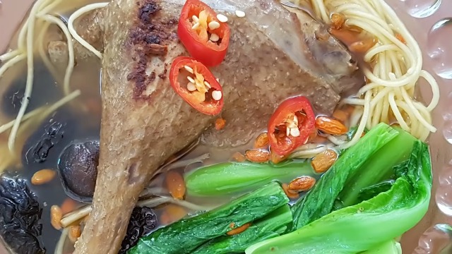 Canh vịt tiềm hầm thuốc bắc