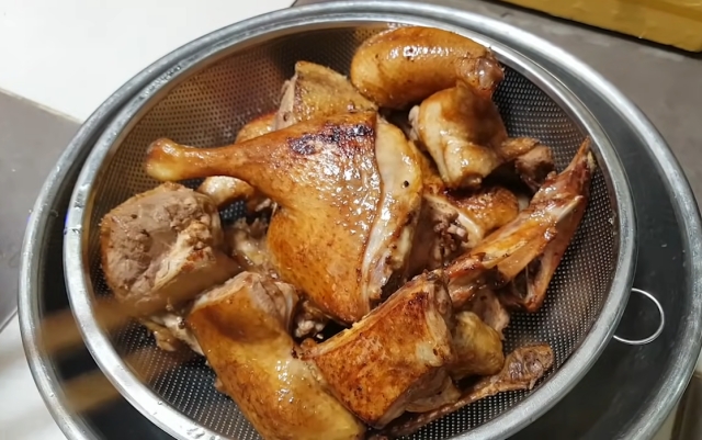 Chiên vàng thịt vịt trước khi hầm thuốc bắc