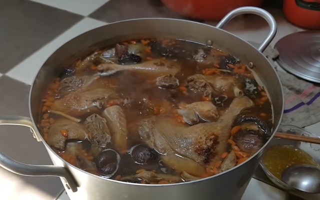 Nồi vịt tiềm hầm thuốc bắc