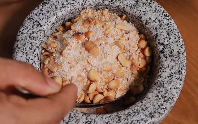Muối mè đậu phộng ăn cùng xôi