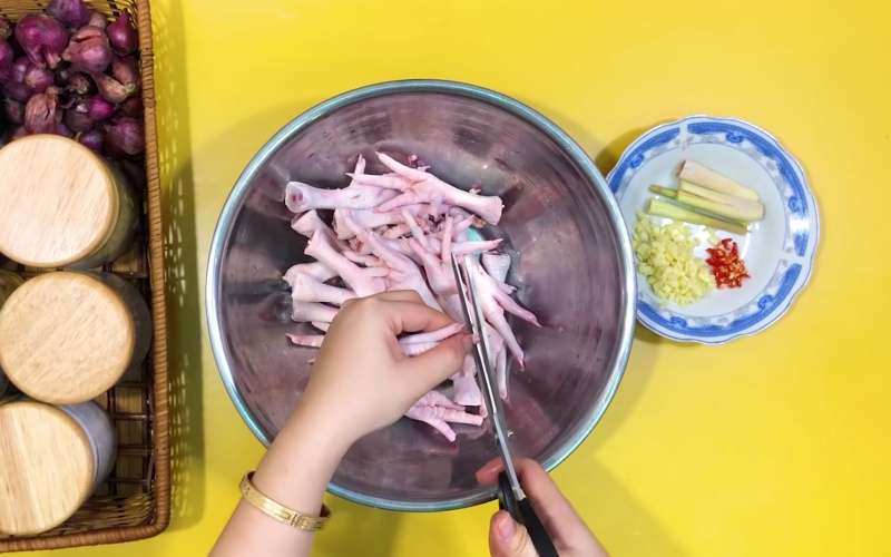 Cắt móng chân gà