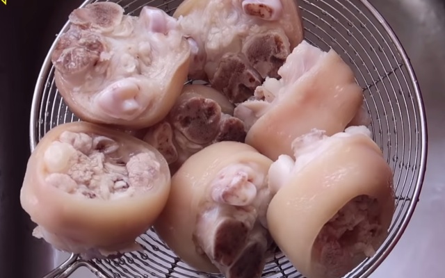 Sơ chế chân giò rồi để ráo nước