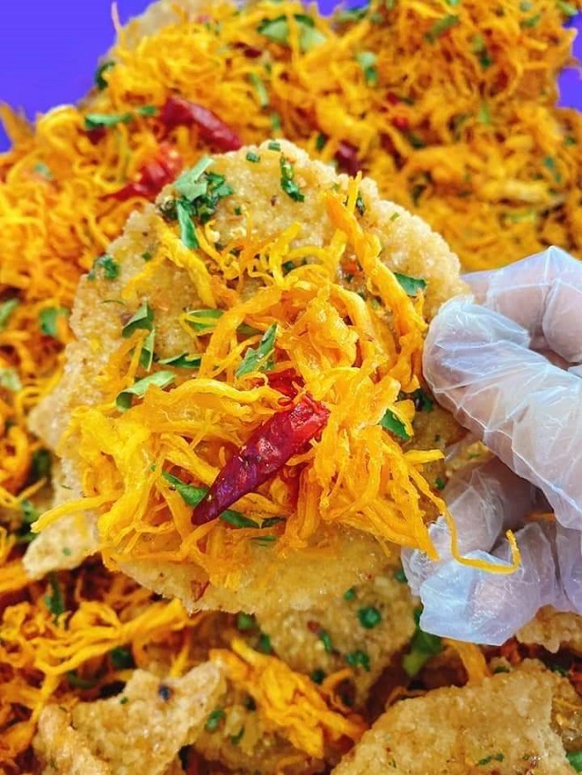 Chế biến cơm cháy lắc khô gà