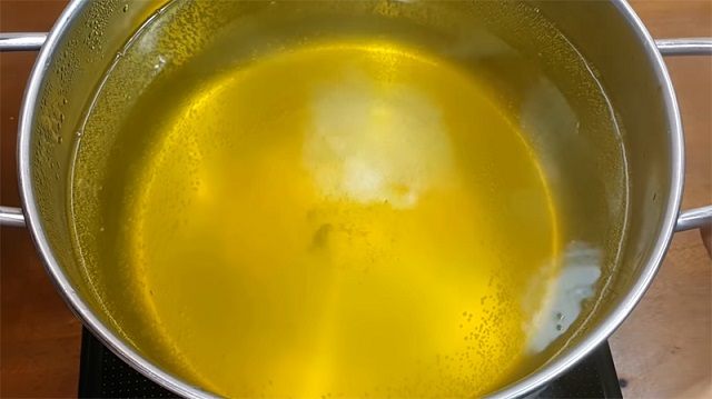 Chế biến hỗn hợp nước ủ muối giúp dưa cải có màu sắc bắt mắt hơn