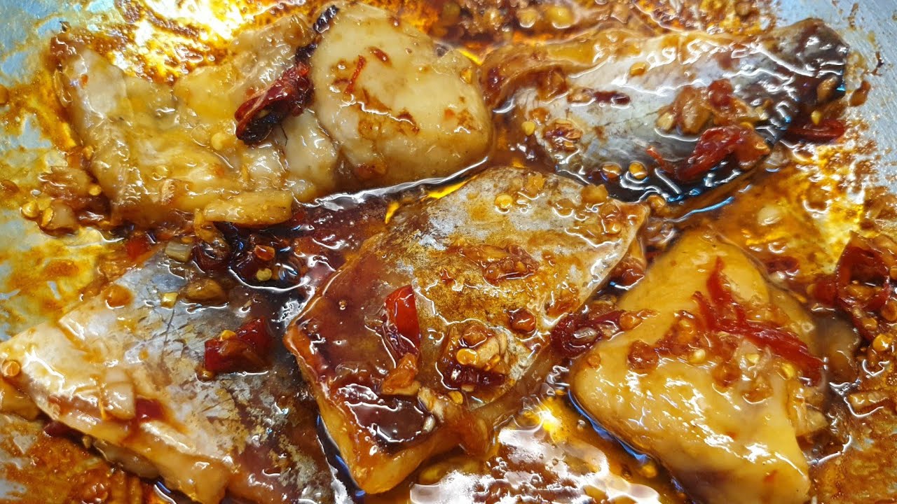Chiên khô cá tra ăn với cơm