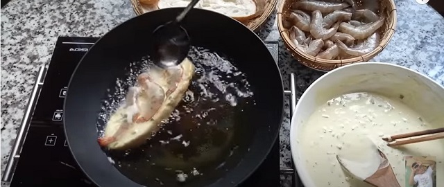 Chiên bánh mì với tôm