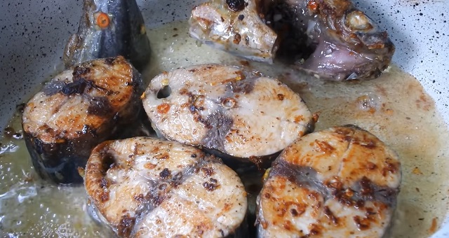 Chiên cá ngừ chín đều hai mặt