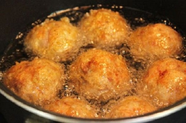 Chiên chả viên vàng giòn, thơm ngon