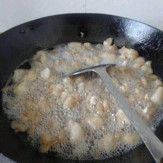 Chiên mỡ heo chảy thành tóp