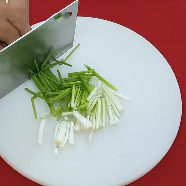 Chuẩn bị các nguyên liệu kho kèm heo quay