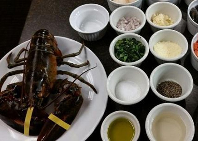Chuẩn bị các nguyên liệu nấu cùng lẩu
