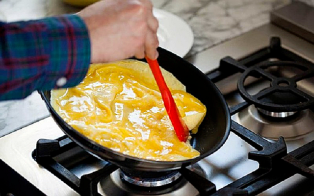 Đánh tan và chiên trứng gà