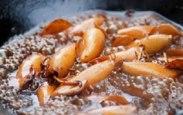 Đảo đều mực cùng hỗn hợp nước mắm