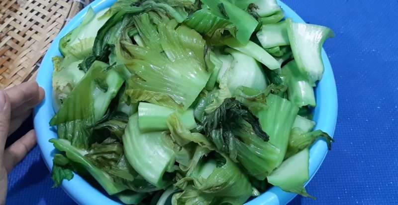 Cắt khúc dưa cải vừa ăn