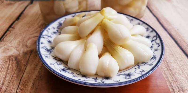Hành chua giòn ngon sau 4 ngày ngâm