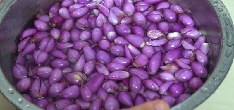 Ngâm hành trong nước gạo rồi lột sạch lớp vỏ bên ngoài