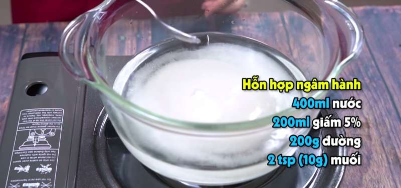 Pha chế hỗn hợp nước muối hành
