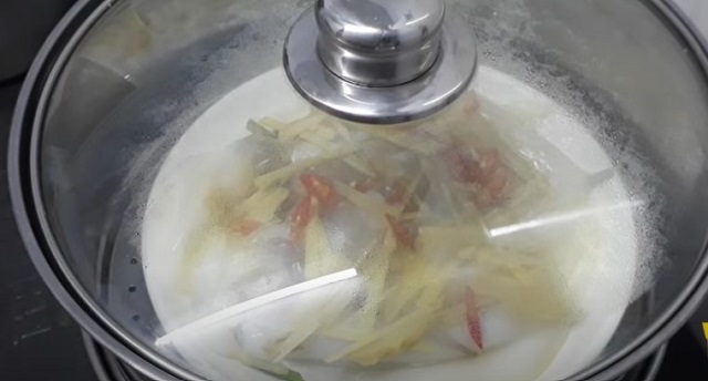 Hấp mực cùng hỗn hợp gia vị