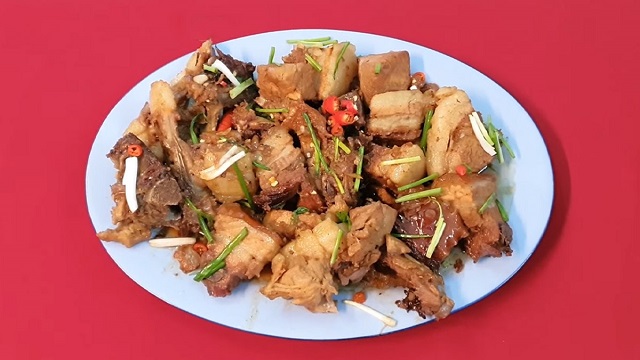 Học lỏm cách kho thịt heo quay với nước tương đơn giản mà ngon