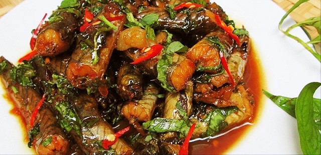 Kho cá kèo cùng với rau răm